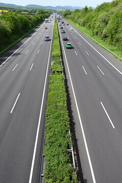 Autobahn A2 im Schaumburger Auetal an einem Fr&uuml;hlingsstag