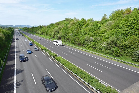Die Autobahn A2 im Schaumburger Land an einem Fr&uuml;hlingstag