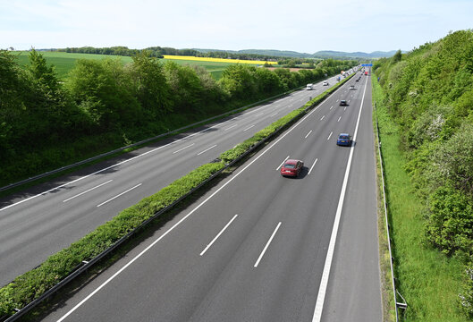 Die Autobahn A2 im Schaumburger Land an einem Fr&uuml;hlingstag