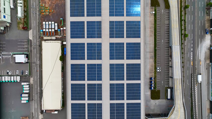 工場、倉庫、ソーラーパネル、産業、環境、太陽光発電、再生可能エネルギー、再エネ、屋根、ドローン、真俯瞰、空撮、俯瞰、ハイアングル、風景、景観、景色、鳥瞰図、上から見た、見下ろす、真上、航空写真、衛星写真、都市、社会、現代、都会、建設、ビル、駐車場、トラック、物流、ロジスティクス、集配、センター、ビジネス、インフラ、道路、交通、モビリティ、自動車、クルマ、屋上、エネルギー、エコロジー、建物、電力、カ © metamorworks