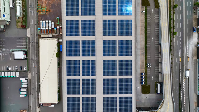 工場、倉庫、ソーラーパネル、産業、環境、太陽光発電、再生可能エネルギー、再エネ、屋根、ドローン、真俯瞰、空撮、俯瞰、ハイアングル、風景、景観、景色、鳥瞰図、上から見た、見下ろす、真上、航空写真、衛星写真、都市、社会、現代、都会、建設、ビル、駐車場、トラック、物流、ロジスティクス、集配、センター、ビジネス、インフラ、道路、交通、モビリティ、自動車、クルマ、屋上、エネルギー、エコロジー、建物、電力、カ