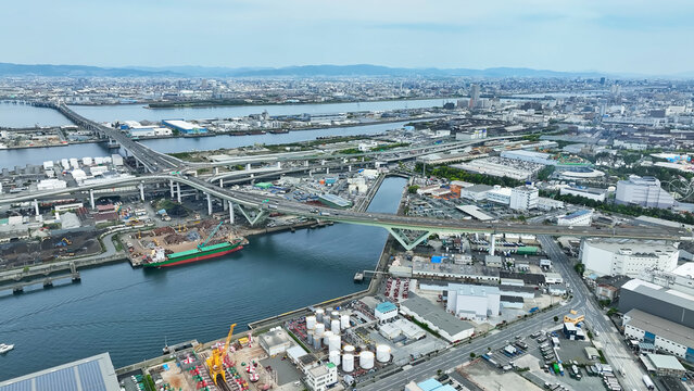 都市、社会、道路、ドローン、空撮、橋、交通、インフラ、工場、倉庫、船着場、船舶、物流、海運業、水運、現代、都会、建設、ビル、俯瞰、ハイアングル、展望、パノラマ、風景、景観、景色、鳥瞰図、上から見た、見下ろす、ビジネス、産業、モビリティ、自動車、港湾、臨港、ロジスティクス、貨物、管理、運送、業者、施設、ターミナル、タンク、資源、製造業、青空、地平線、センター、日本