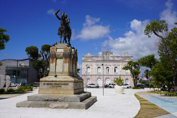 Obraz premium Marechal Deodoro da Fonseca Statue and Deodoro Theater in Maceio, Alagoas, Brazil