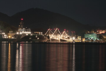 イルミネーションした護衛艦 © 博一 玉田