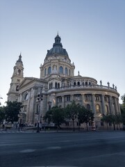 Obraz premium St. Stephen's Basilica in Budapest Across City Street