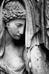 Naklejka premium Sad angel statue in cemetery symbolizing grief and eternal mourning