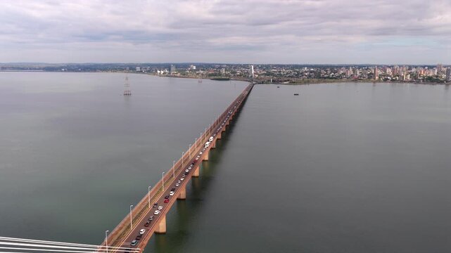 Traffic flows steadily across the San Roque Gonz&aacute;lez Bridge, linking Posadas, Argentina, and Encarnaci&oacute;n, Paraguay, under cloudy skies. Ideal for infrastructure or travel content.