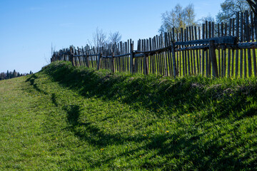 Teren górski, płot, wiosna.