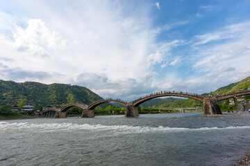 Fototapeta premium 山口県岩国市の錦帯橋 日本三名橋の五連木造アーチ橋