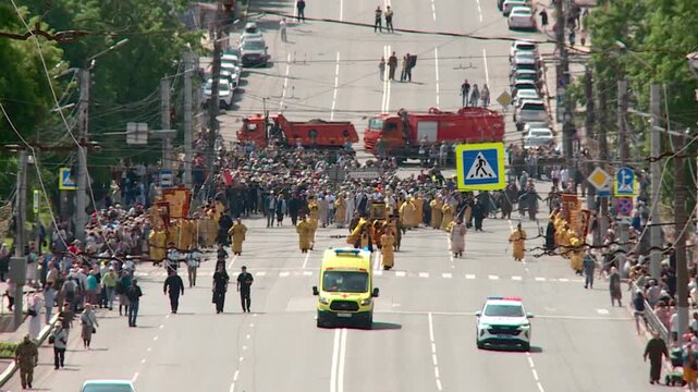 Velikoretsky religious procession on June 3, 2025 in the city of Kirov along Lenin Street