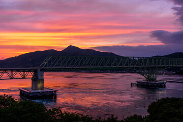 周防大島から望む夕焼けの大島大橋と本州の絶景 © ibuki