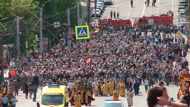 Velikoretsky religious procession on June 3, 2025 in the city of Kirov along Lenin Street
