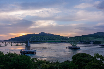 周防大島から望む夕焼けの大島大橋と本州の絶景 © ibuki