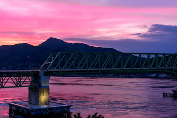 周防大島から望む夕焼けの大島大橋と本州の絶景 © ibuki
