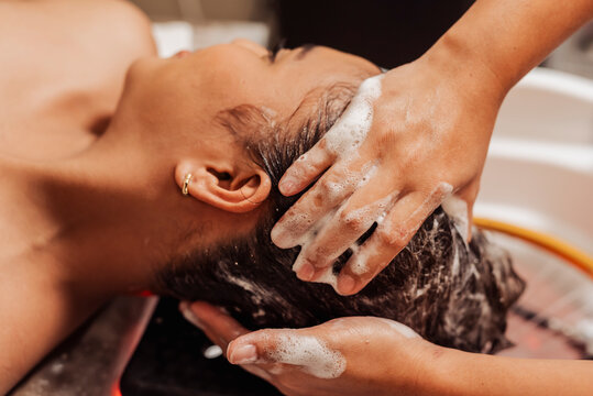 Foamy shampoo massage at a Japanese head spa to deeply cleanse the scalp, stimulate circulation, and promote healthy hair and relaxation.