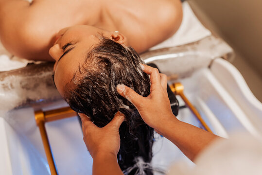 Scalp shampoo massage treatment at a Japanese head spa featuring deep cleansing, scalp stimulation, hydration, and relaxing hair care therapy.
