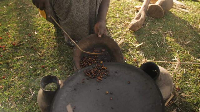 Une femme met le caf&eacute; torr&eacute;fi&eacute; dans une assiette pour l&rsquo;&eacute;craser, en Ethiopie