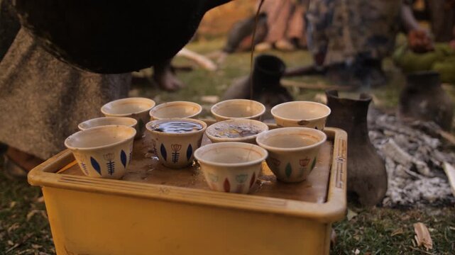 Une femme sert un authentique caf&eacute; &eacute;thiopien dans des tasses &agrave; partager avec la communaut&eacute;, en &Eacute;thiopie