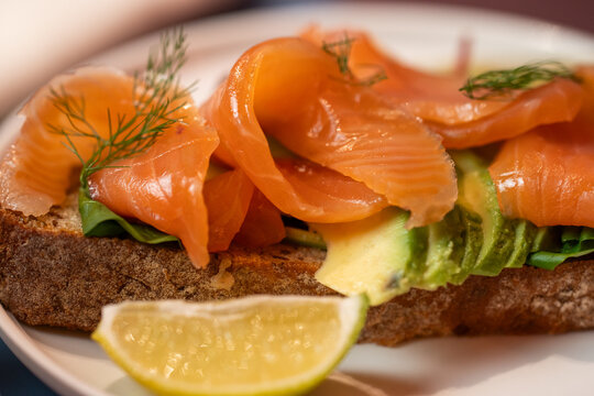 Crostino Avocado, Salmone, Limone e Aneto