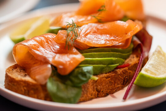 Crostino con Avocado, Salmone, Limone e aneto