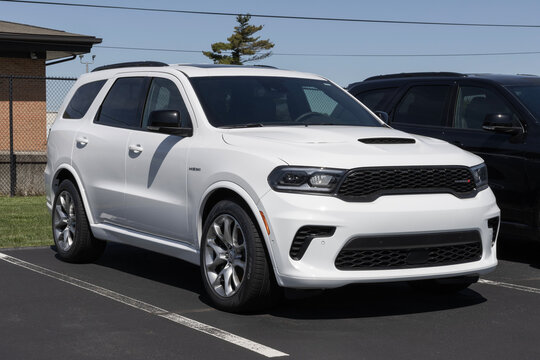 Dodge Durango GT Plus Hemi V8 AWD 3-Row SUV at a dealership. Dodge offers the Durango with a 5.7L V8 HEMI VVT engine. MY:2026