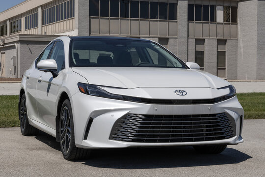 Toyota Camry XLE AWD sedan display. Toyota offers the Camry with a 2.4L Hybrid 4-Cylinder engine. MY:2026
