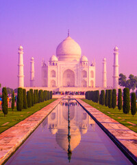 Obraz premium Taj Mahal, Standing majestically on the banks of River Yamuna