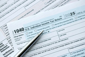 Obraz premium 1040 US Individual Income tax return blank form and pen on accountants table