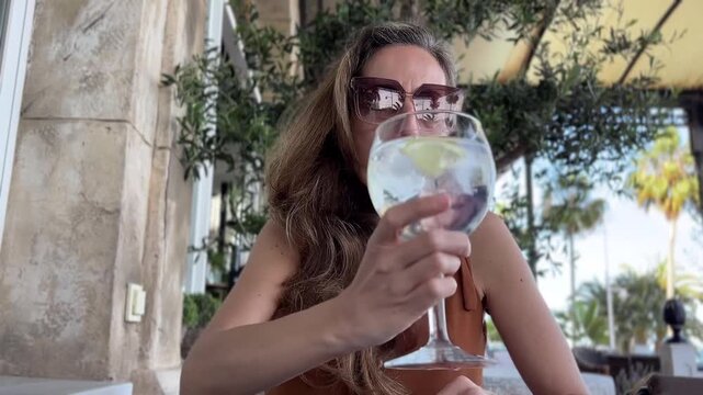 Primer plano desde &aacute;ngulo bajo de mujer tomando de su copa