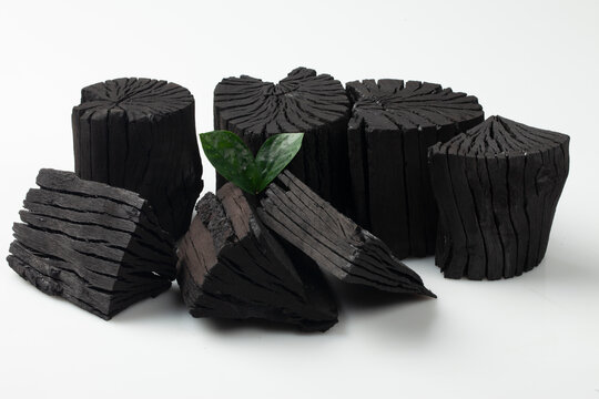 숯은 참나무 따위를 구워서 만든 숯.
Charcoal is charcoal made by burning oak wood, etc.
