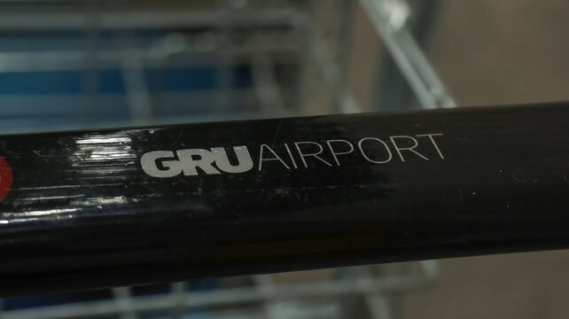 Detalhe da identifica&ccedil;&atilde;o GRU Airport no Aeroporto Internacional de Guarulhos representando avia&ccedil;&atilde;o e transporte a&eacute;reo em S&atilde;o Paulo. Guarulhos, SP em 09 Maio 2026