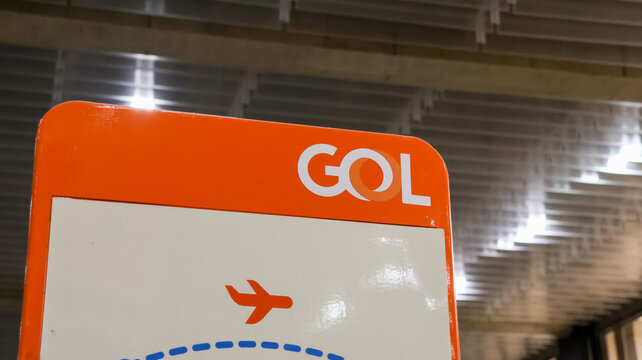 Sinaliza&ccedil;&atilde;o da companhia a&eacute;rea Gol no Aeroporto Internacional de Guarulhos com estrutura moderna de terminal a&eacute;reo. Guarulhos, SP em 09 Maio 2026
