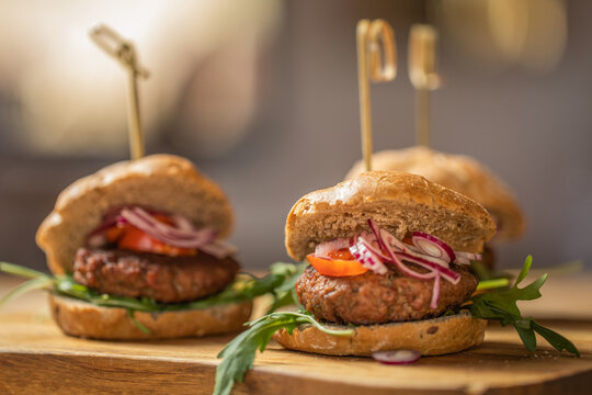 Mini Hamburger rustico con rughetta, cipolla e pomodoro