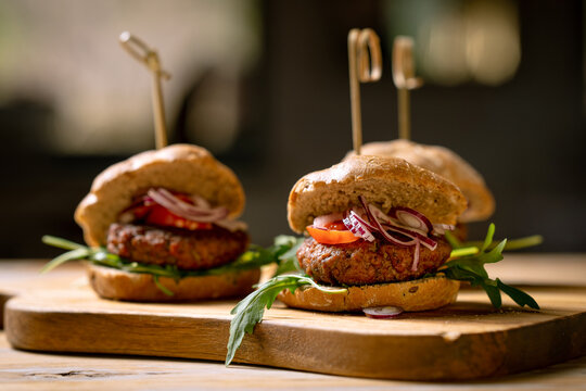 Mini Hamburger rustico con rughetta, cipolla e pomodoro