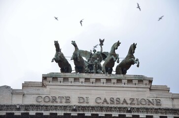 Obraz premium Bronze Quadriga Sculpture Above Historic Courthouse Facade