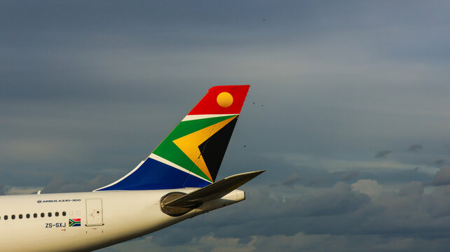 Aeronave da South African Airways em deslocamento na pista do Aeroporto de Guarulhos com c&eacute;u encoberto ao fundo. Guarulhos, SP em 10 Maio 2026