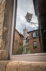 Obraz premium Duomo di Siena reflected in widow in Siena, Italy