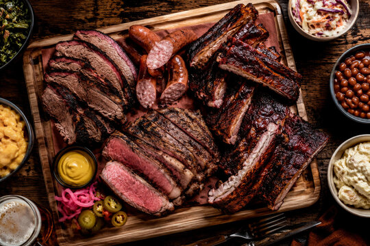 T&aacute;bua de churrasco com carnes grelhadas e acompanhamentos r&uacute;sticos