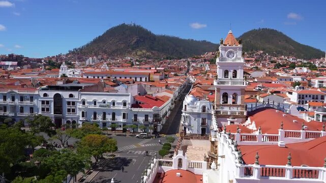 Vista panor&aacute;mica de sucre bolivia con catedral colonial plaza principal y monta&ntilde;as.	
