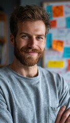 Obraz premium Smiling adult man in casual cotton shirt in front of minimalist progress board