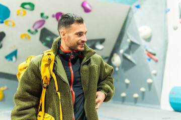 Man in fleece jacket preparing for bouldering activity © ALIDA