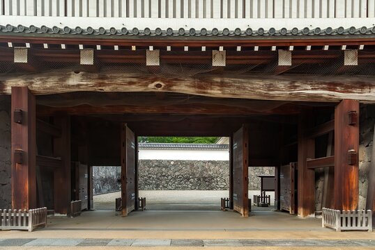 山形市 山形城跡（霞城公園）に復元された二ノ丸東大手門、重厚な木造建築の門越しに望む石垣の風景/The Massive Wooden Structure of Ninomaru Higashi-Ote Gate at Yamagata Castle Ruins Looking Out Toward Stone Walls
