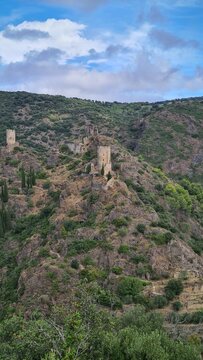 Le ch&acirc;teau de Lastours vu depuis la colline voisine (Montagne Noire, Languedoc)
