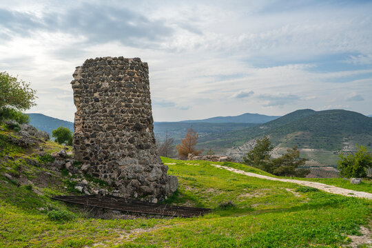 The scenic views of Ravanda Castle, locally known as Ravanda Kalesi, are situated on a hill west of the village of Belen&ouml;z&uuml;, in the province of Kilis, Turkey. 