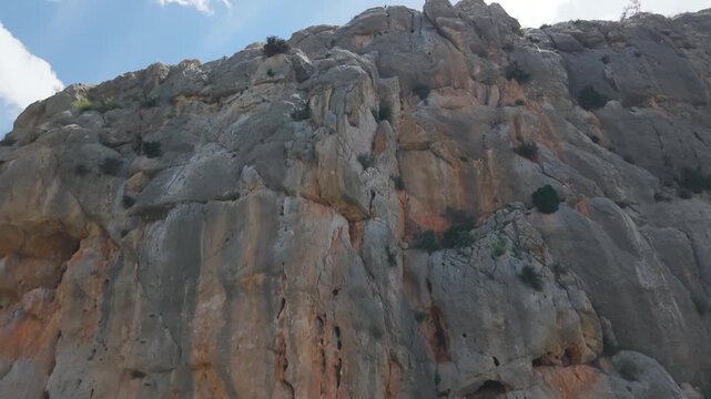 Nubes radiantes aparecen despues de dron ascender por pared enorme de roca
