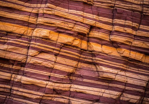 Faszinierende Felswandstruktur, reich an geologischen Schichten, Rissen und Erosion. Eine nat&uuml;rliche, raue und abstrakte Textur, Makro, Geologie, zerkl&uuml;ftet