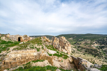 Fototapeta premium The scenic views of Ravanda Castle, locally known as Ravanda Kalesi, are situated on a hill west of the village of Belenözü, in the province of Kilis, Turkey. 