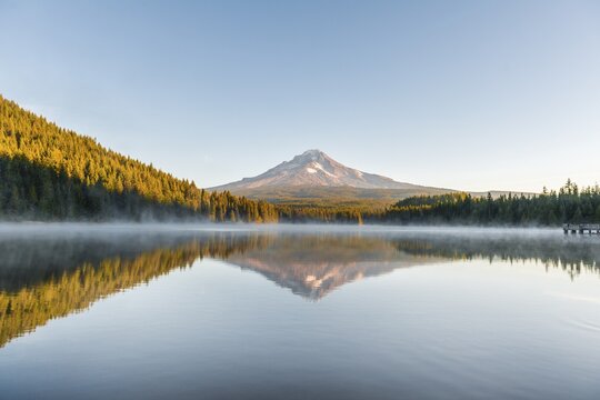 Reflection of the volcano Mt. Hood in Lake Trillium Lake, morning mood, Oregon, USA