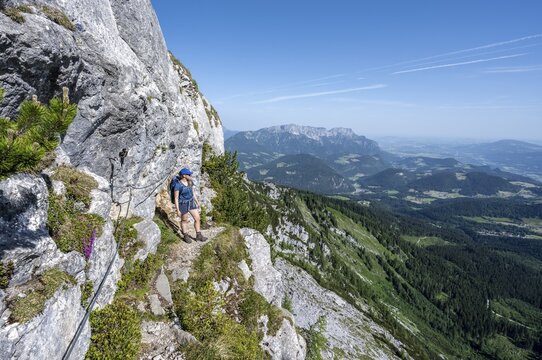 Mountaineer on the Mannlsteig, via ferrata on the Hohe G&ouml;ll, mountain landscape, Berchtesgaden Alps, Berchtesgadener Land, Bavaria, Germany
