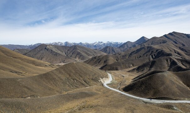 Barren mountain landscape with pass road, Lindis Pass, Southern Alps, Otago, South Island, New Zealand